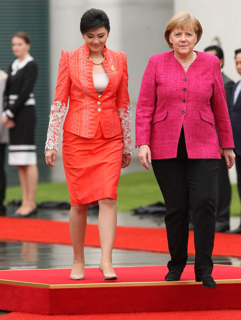 英拉过完生日后首亮相！穿飘带衬衫太美，当年和默克尔同框也稳赢