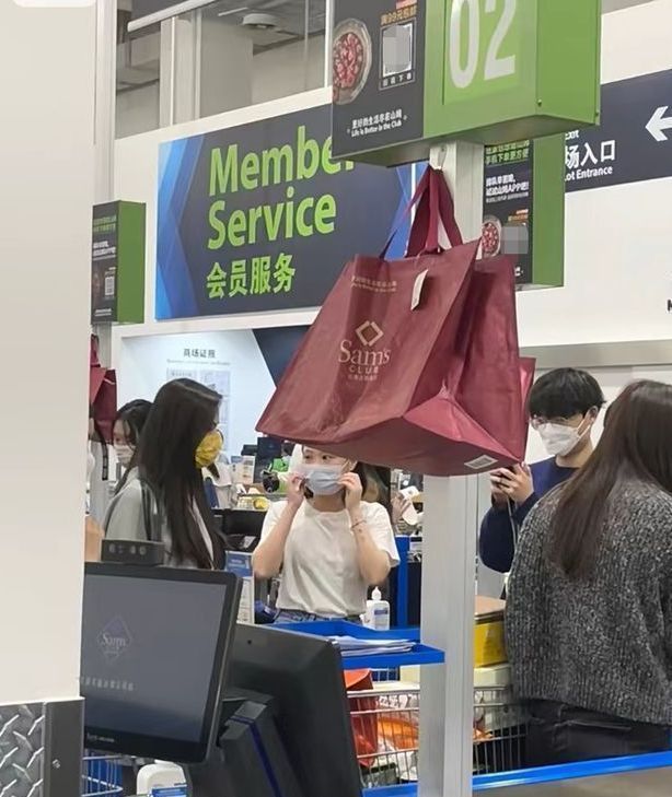 李若彤|56岁李若彤逛超市被偶遇，身材纤细皮肤紧致，发量多到让人羡慕