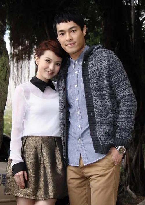 杨祐宁|男星邀众星补办婚礼！妻子戴“鸽子蛋”凹凸有致，1岁女儿当花童