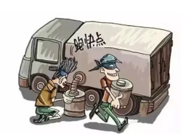 广东韶关一名货车司机开车太累,找了一个服务区睡觉
