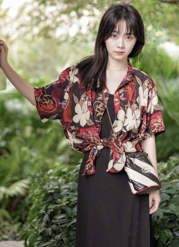 纹眉 谭松韵“公主切”发型火了！圆脸女生这样搭配发型，美出新高度！