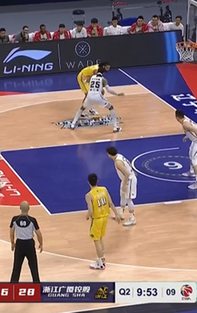 穿衣搭配 贼逗！又掉发带，莫兰德捡起后随手一戴，解说神调侃：变成脖套了