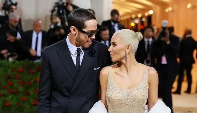 金·卡戴珊|经典被毁!金卡戴珊穿坏了梦露的钻石裙,韵味还差远了