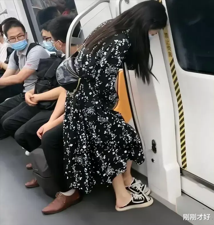 女子坐地铁“内急”,靠着柱子直跺脚,路人加油:还有两分钟到站