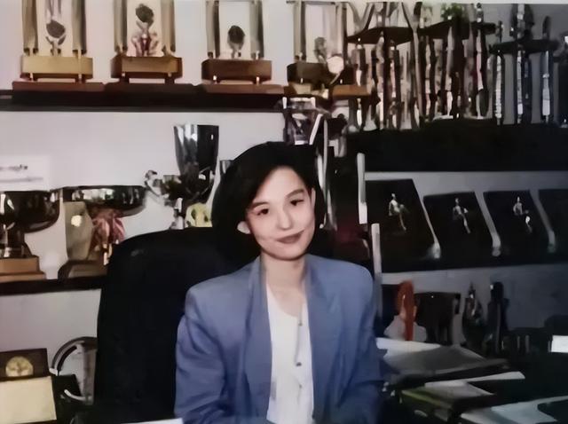 刘家良|刘家良去世后，在葬礼上哭到昏厥的娇妻，转身嫁进赌王家，怎样了