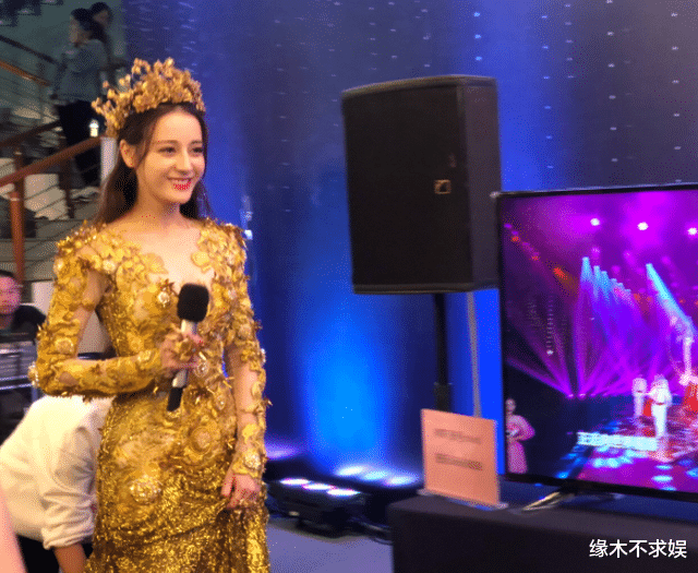 迪丽热巴|网友晒与迪丽热巴合影，状态却被质疑，到底谁被比下去？