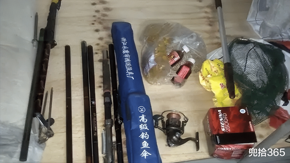 钓鱼|钓鱼界的扫地僧!广东一老奶奶徒手钓鱼,轻轻松松收获小半桶