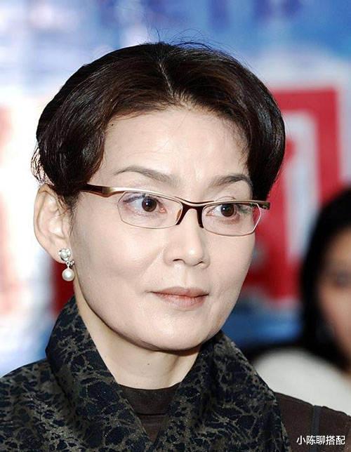 高马尾 为什么50+女性偏爱短发，看何赛飞、潘虹的这些发型就明白了