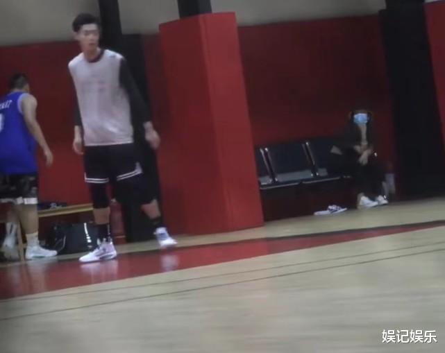 王鹤棣|王鹤棣在女生陪伴下打球,女孩穿露脐装,当王鹤棣面提裤腰不见外