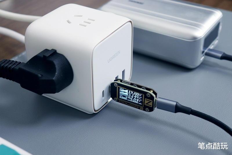 exynos|桌搭超實用，4口快充與市電3插合體，綠聯65W氮化鎵智充魔盒體驗