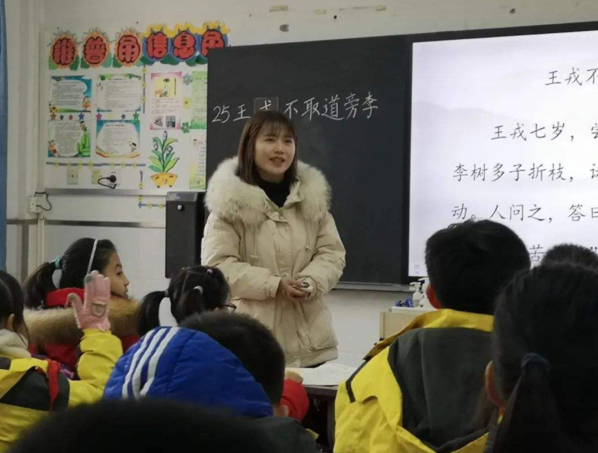 教师|全班学生凑钱为老师买蛋糕，本是诚意满满，看到成品后网友却笑了