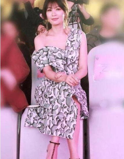 演绎|同穿“滑肩”礼服，刘嘉玲贾静雯差距太大，网友：生过孩子就是不一样