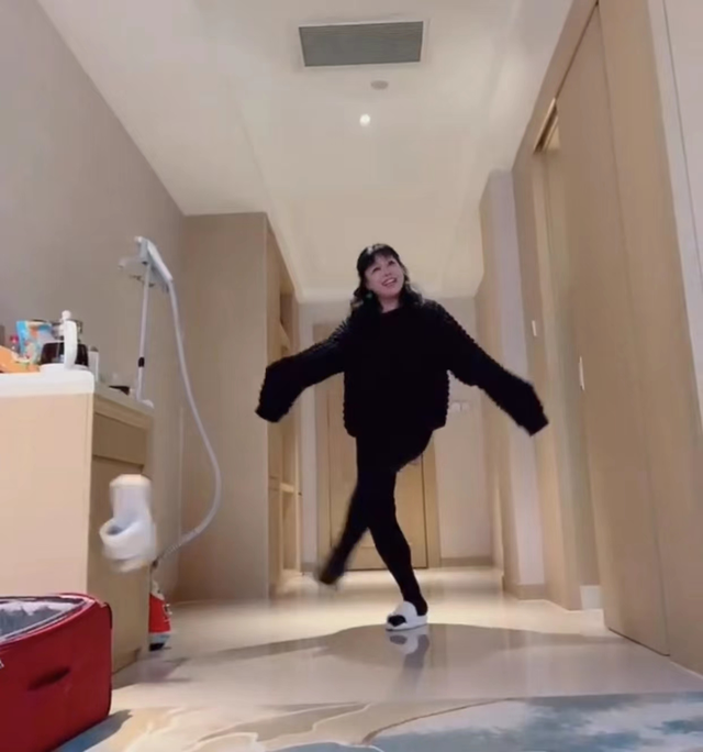 李菁菁|52岁李菁菁暴瘦，扭腰热舞劈一字马筷子腿吸睛