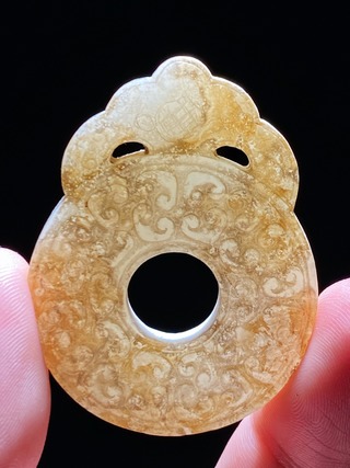 和田玉籽料|战汉 和田玉籽料 白玉受沁 勾云纹 出廓玉璧 挂件