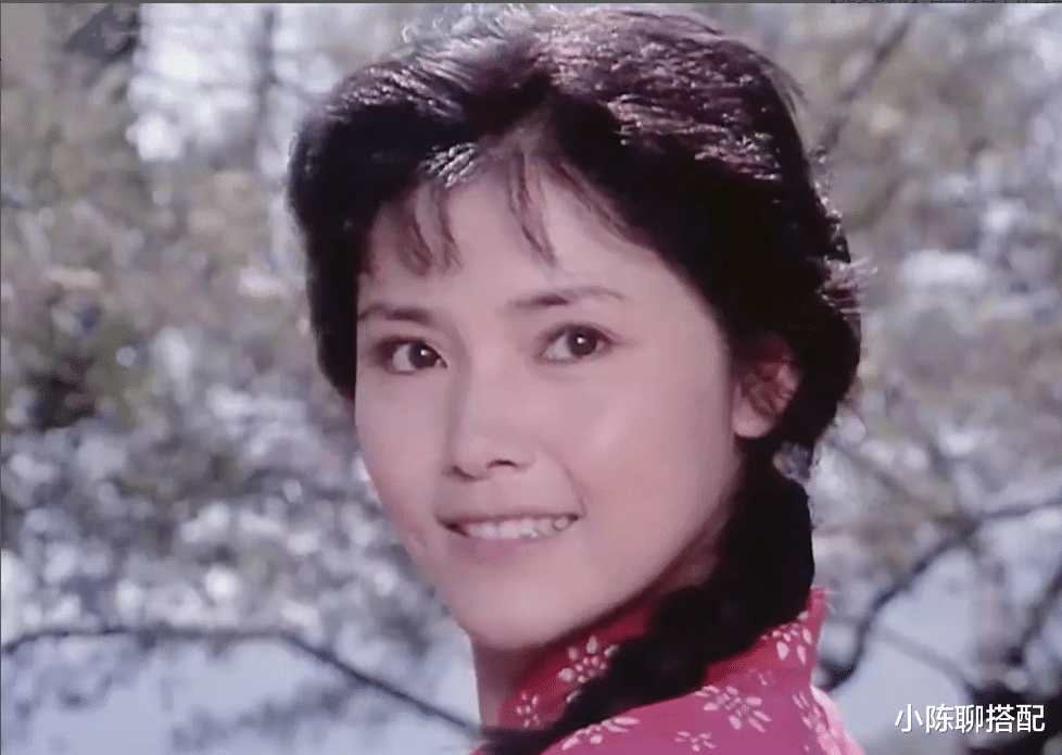 67岁姜黎黎从容老去好端庄，穿衣简约有气质，皱纹也掩盖不住美