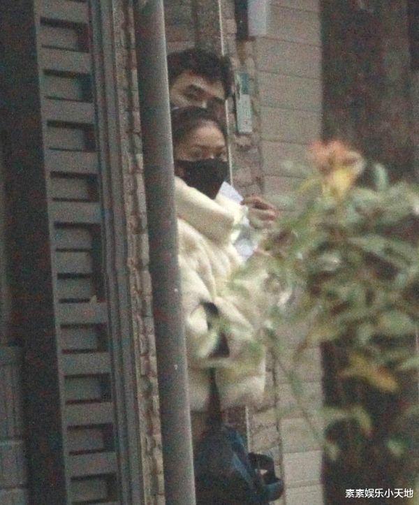 阮经天|阮经天新女友首次露面引发议论，穿衣打扮让人完全看不懂