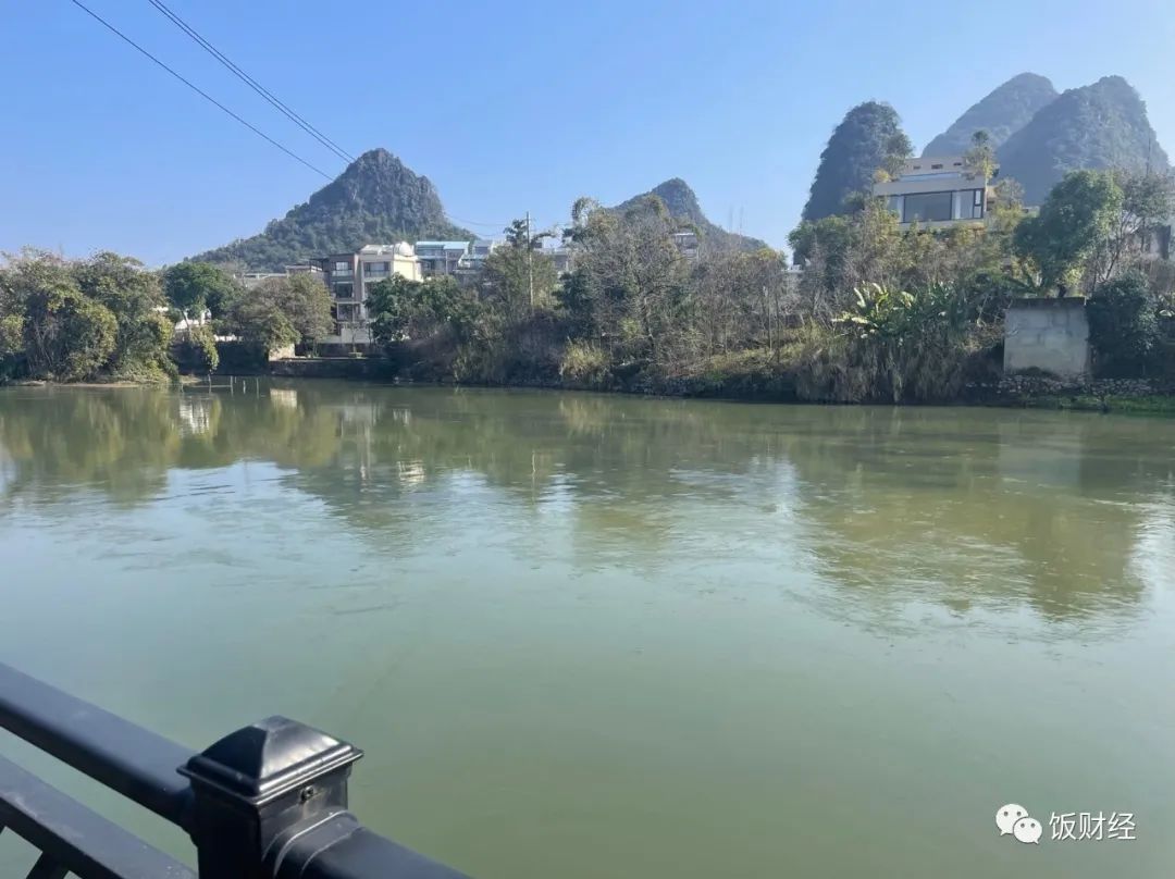 一江之隔大不一样，两种风格的住宅！挺神奇的