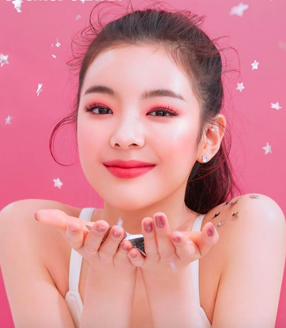 宋亚轩 12岁就涂唇膏，汤姆克鲁斯女儿苏瑞番茄红唇色出道，展示高带货力