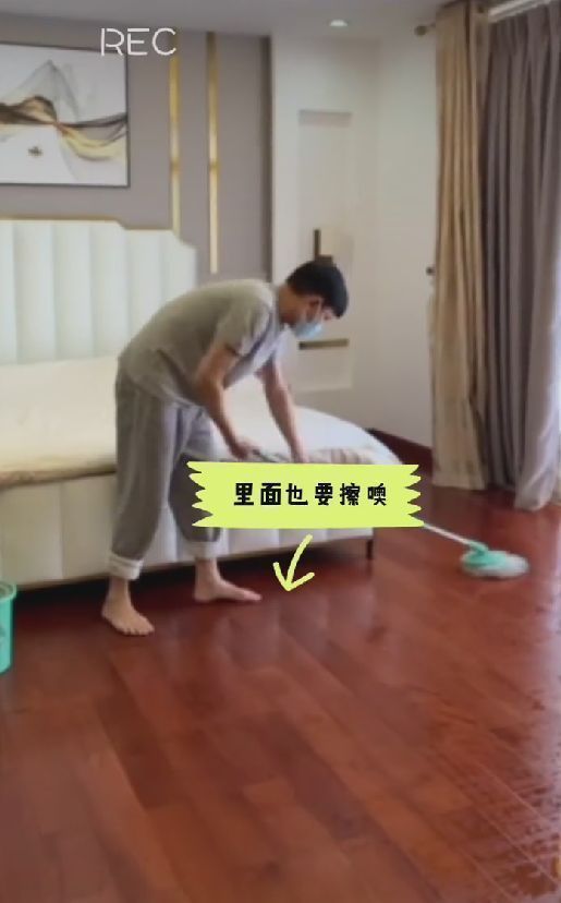 刘德华|刘德华在家打扫卫生，光脚拖地动作熟练，用廉价床上用品好低调