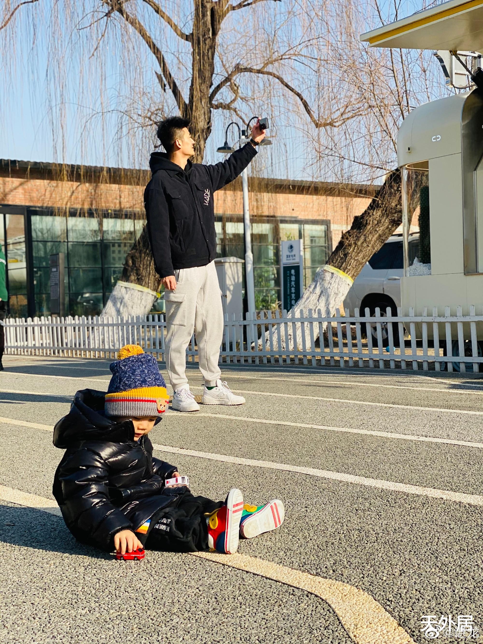 謝杏芳|林丹兒子每天狂練1.5小時網(wǎng)球，已能與謝杏芳對打！諶龍佛系帶娃