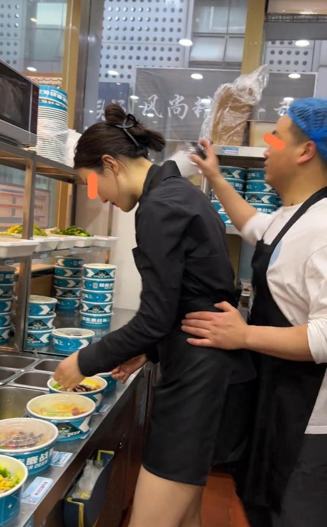 男店员趁着放东西,故意摸女老板的腰,网友:他们不是一次两次了
