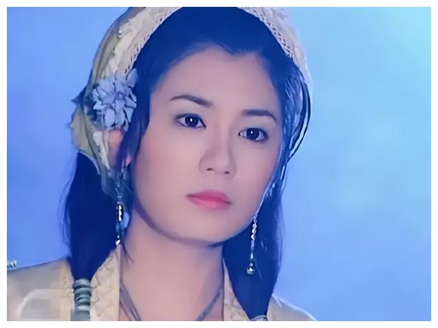 贾静雯|48岁贾静雯新剧花絮尺度大！男主岔开双腿，身材壮硕性感撩人