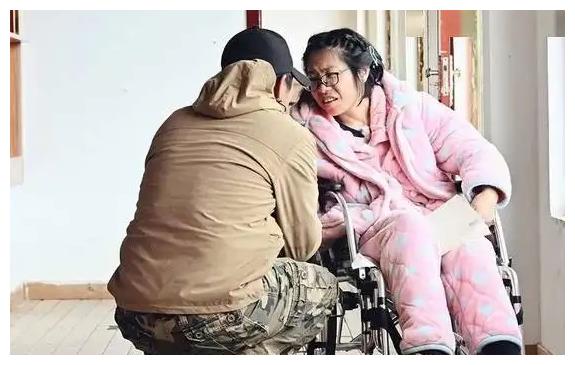 董卿给狗下跪引争议，3分钟救场成传奇，却险些因一句话断送前程