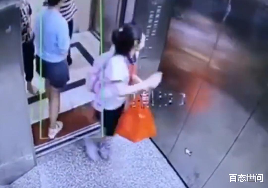 惠州一大妈自己撞了电梯门,反迁怒于无辜女孩,随手掌掴女孩出气
