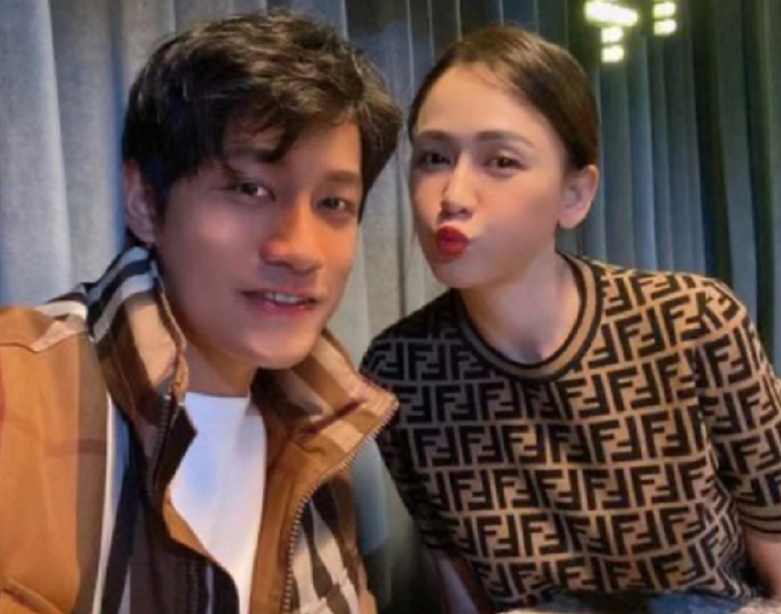 陈乔恩|陈乔恩在家摆酒设宴，戴黄金项链镶满钻，小9岁男友忙下厨太宠溺