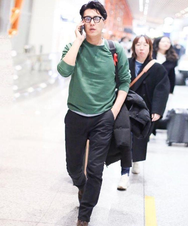 发型 靳东“反油腻”的秘诀：穿基础款、梳偏分发型，45岁也很有男人味