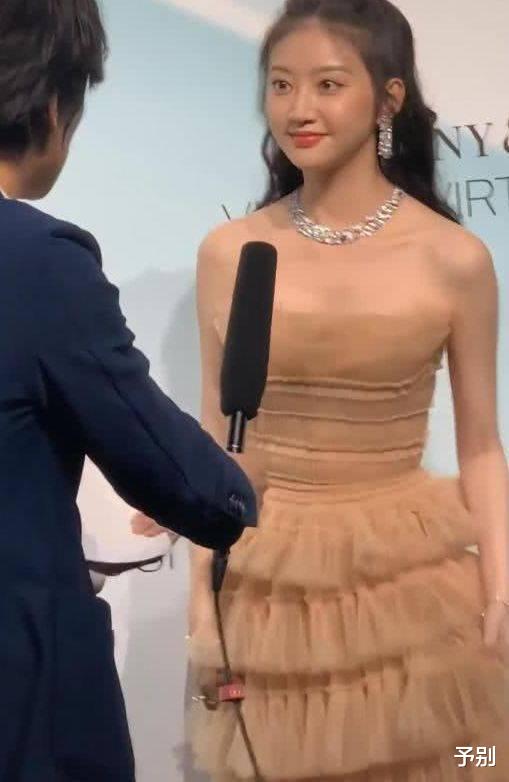 景甜|央视“卸妆水”多厉害?看到景甜的真实颜值,人间富贵花哪去了