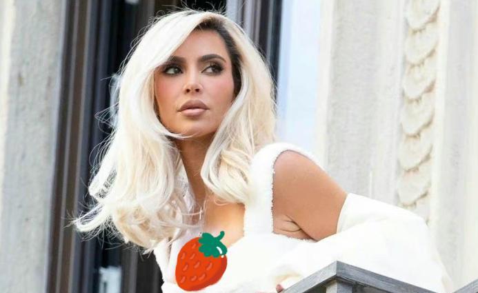 金·卡戴珊|金卡戴珊晒自拍，身材太绝了！白发垂腰好飒，42岁恢复单身状态