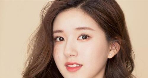 赵露思|“甜剧女主”赵露思，晒6张出游照，穿紧身衣大秀性感