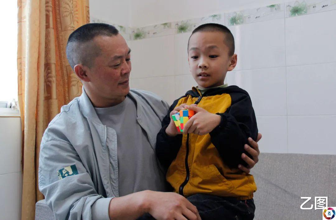 帅气男孩频繁发烧爷爷没重视,一年后爸爸回家发现不对劲为时已晚
