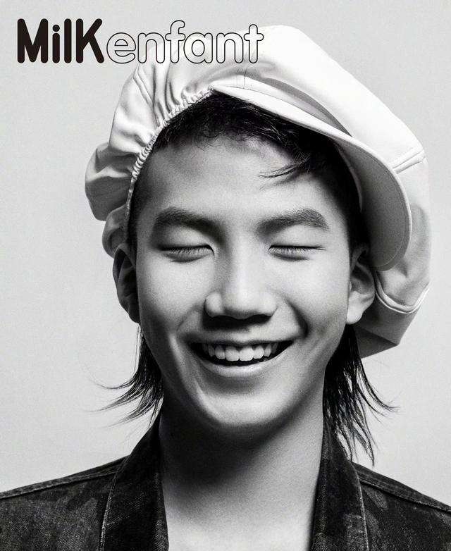 胡军|胡军一家三口合体！女儿“媒婆痣”太抢镜，儿子老成14岁似霸总