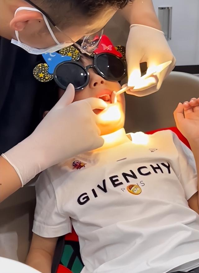 麦迪娜·买买提|姜潮开车带妻儿外出，麦迪娜素颜状态真实