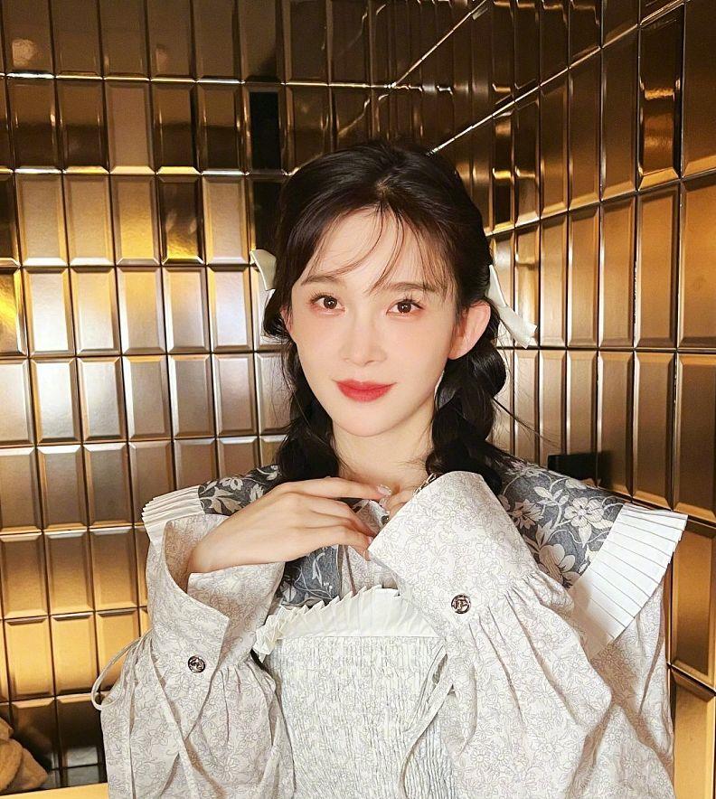 孟阿赛|赵樱子发布少女感随拍 麻花辫造型出镜率超高