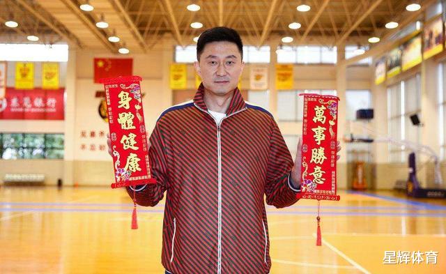 杜锋|工作狂！杜锋初二就返回基地加班 他要解决两大难题 事关争冠全局