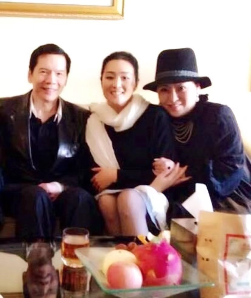 王鸥|向太直播首秀获众星祝福，56岁巩俐神采飞扬，自称要搬小板凳观看