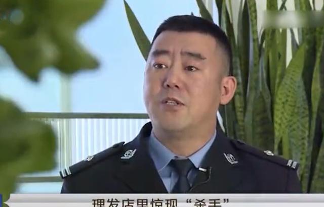 男子假扮杀手抢劫,专挑大妈下手,大妈:一进来就掐我大脖子