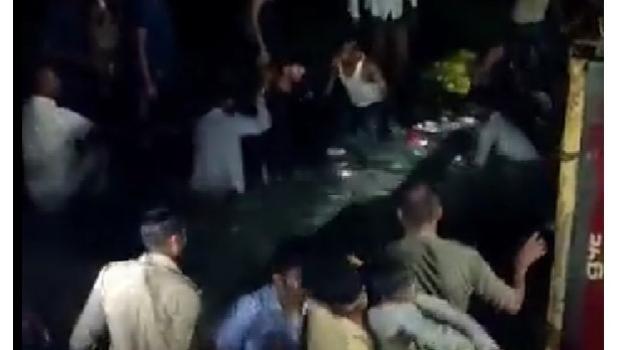 印度一拖拉机落水致27人死 网友：那是大巴车