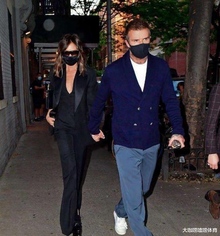 维多利亚·贝克汉姆|贝克汉姆46岁娇妻冬天也光腿，摆出“钢铁脸”，高大保镖贴身呵护