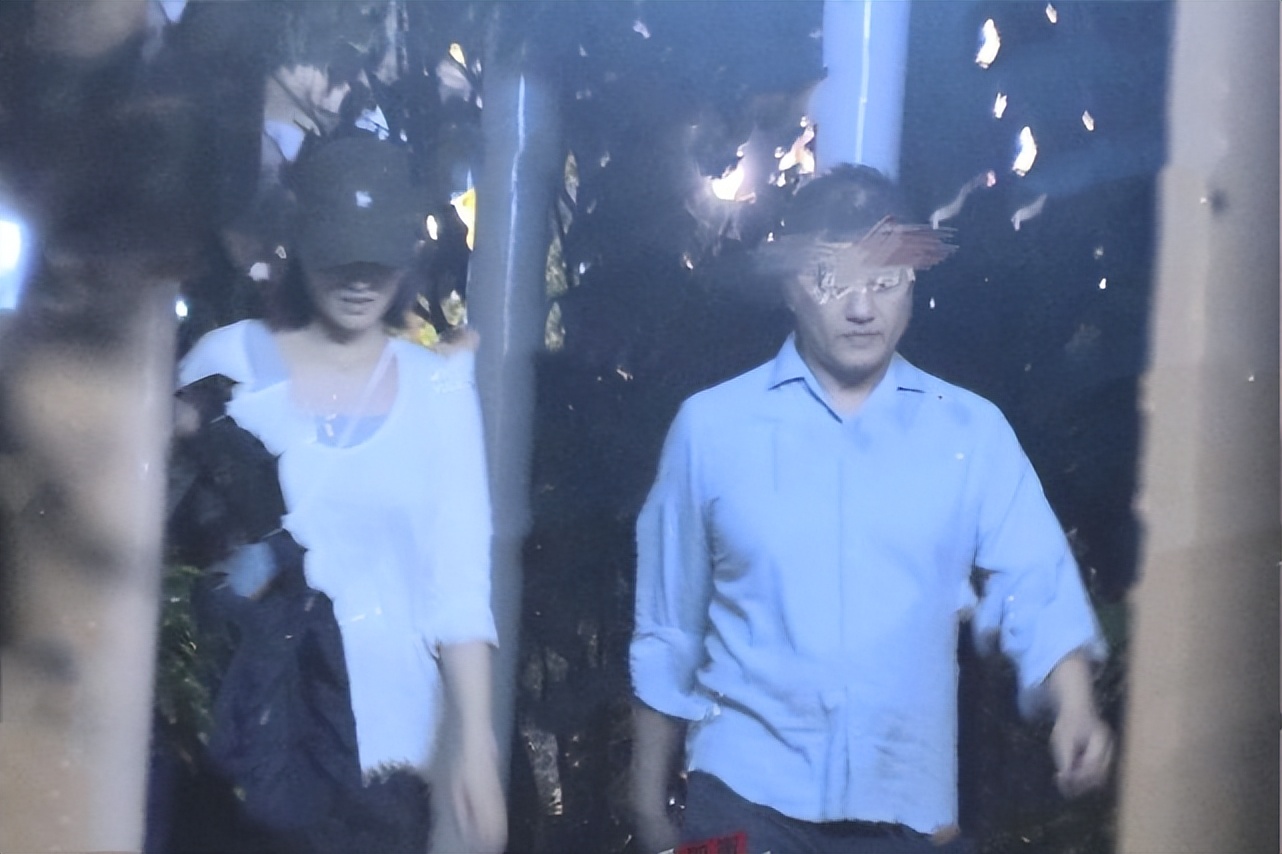 饮食 51岁李亚鹏首曝二胎性别！抱娃姿势熟练，小19岁娇妻产后瘦身明显