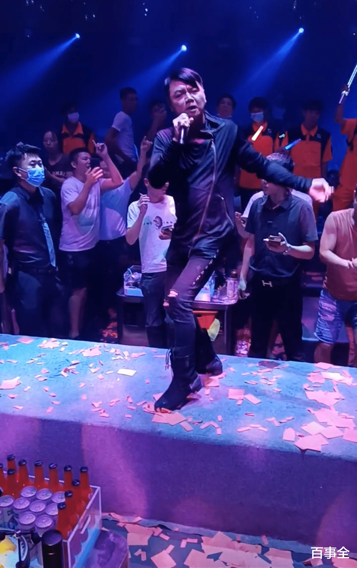 艾威|63岁香港戏骨来内地商演捞金，又唱又跳超卖力，曝出场费才一万多