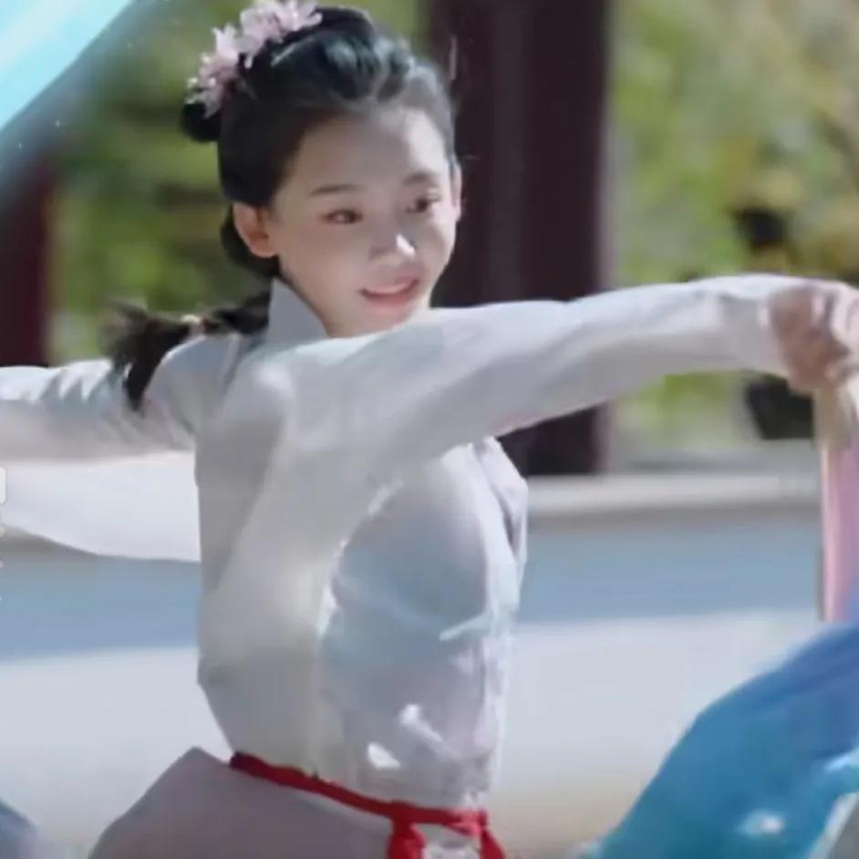 苗苗|苗苗跳古典舞引争议,是沦为背景还是刻意引资源