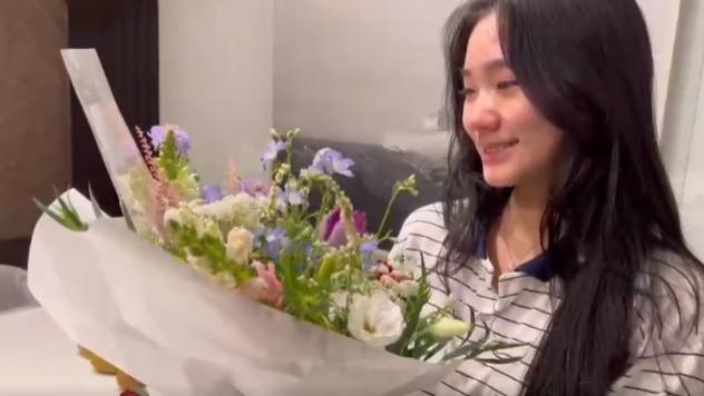 大S|小S被汪小菲炮轰后，低调为二女儿庆生，母女四人流泪拥抱好温馨