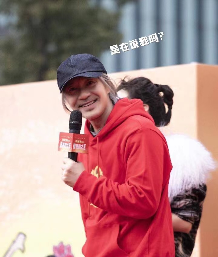 |60岁周星驰现身餐厅，满头白发仅一名同性友人相伴