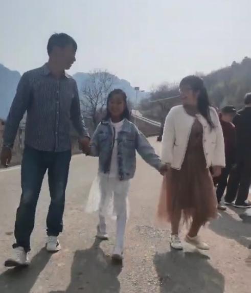 余秀华|曝46岁余秀华再婚，与90后老公的女儿旅行时，俩人穿“母女装”