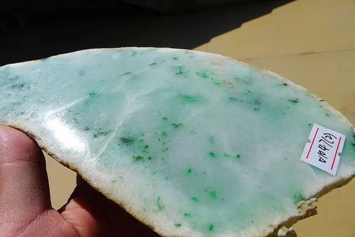 龙钞|某单位小伙9800拿下又嫩又老的翡翠原石,能否赌出惊喜?