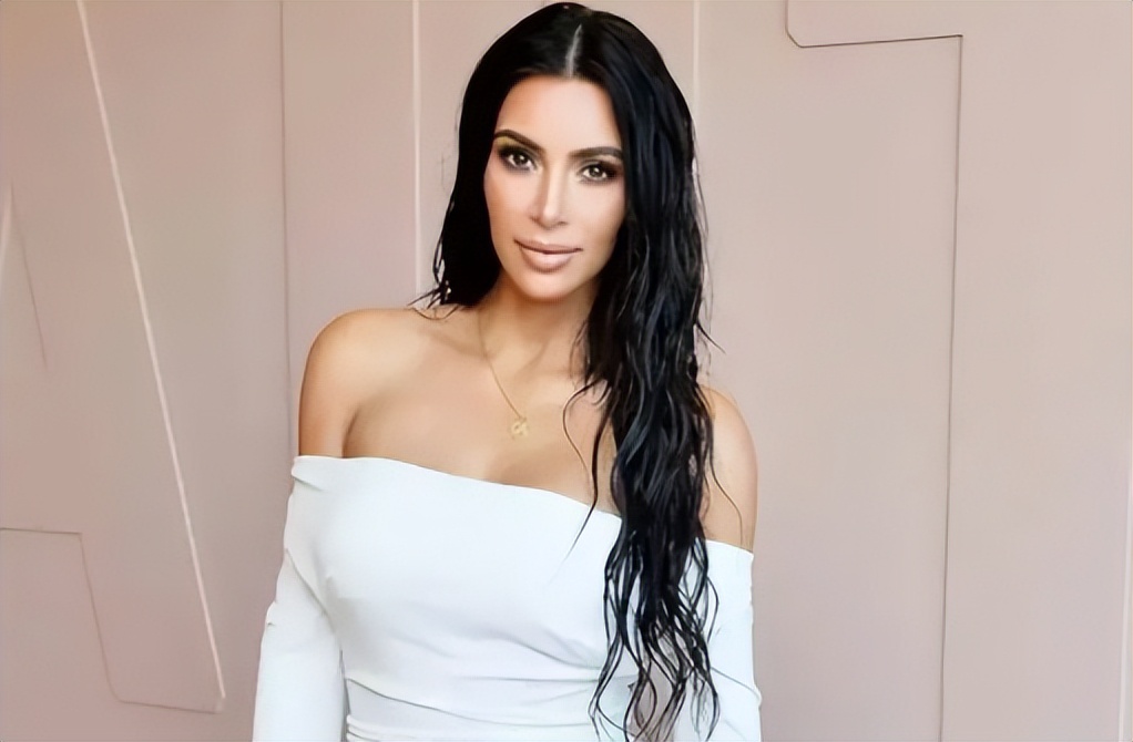 金·卡戴珊|41岁卡戴珊不愧是女强人！失败3次终通过法考，如今身价高达10亿